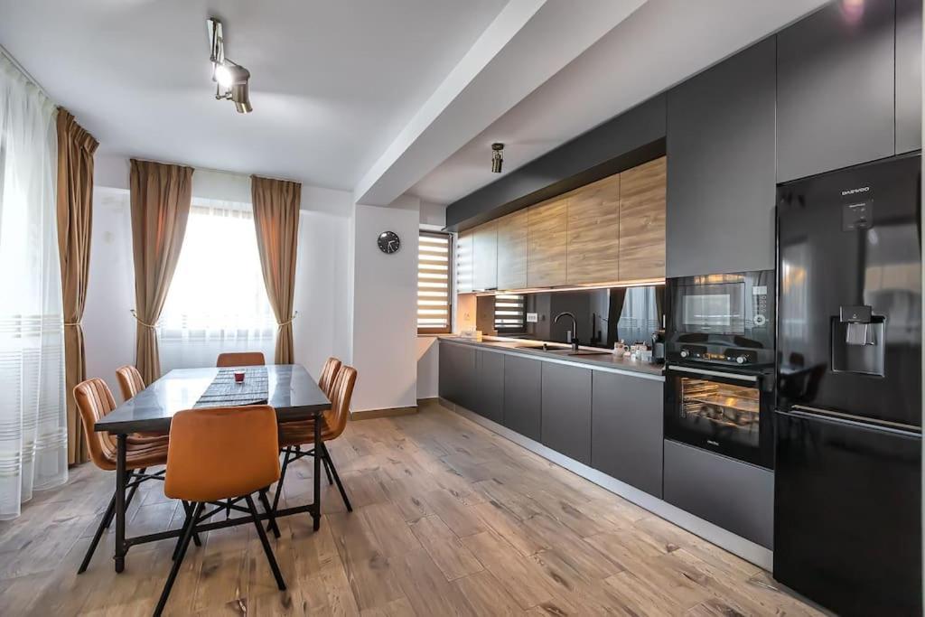 Modern Apartment With City-View Near Poiana Braşov Buitenkant foto